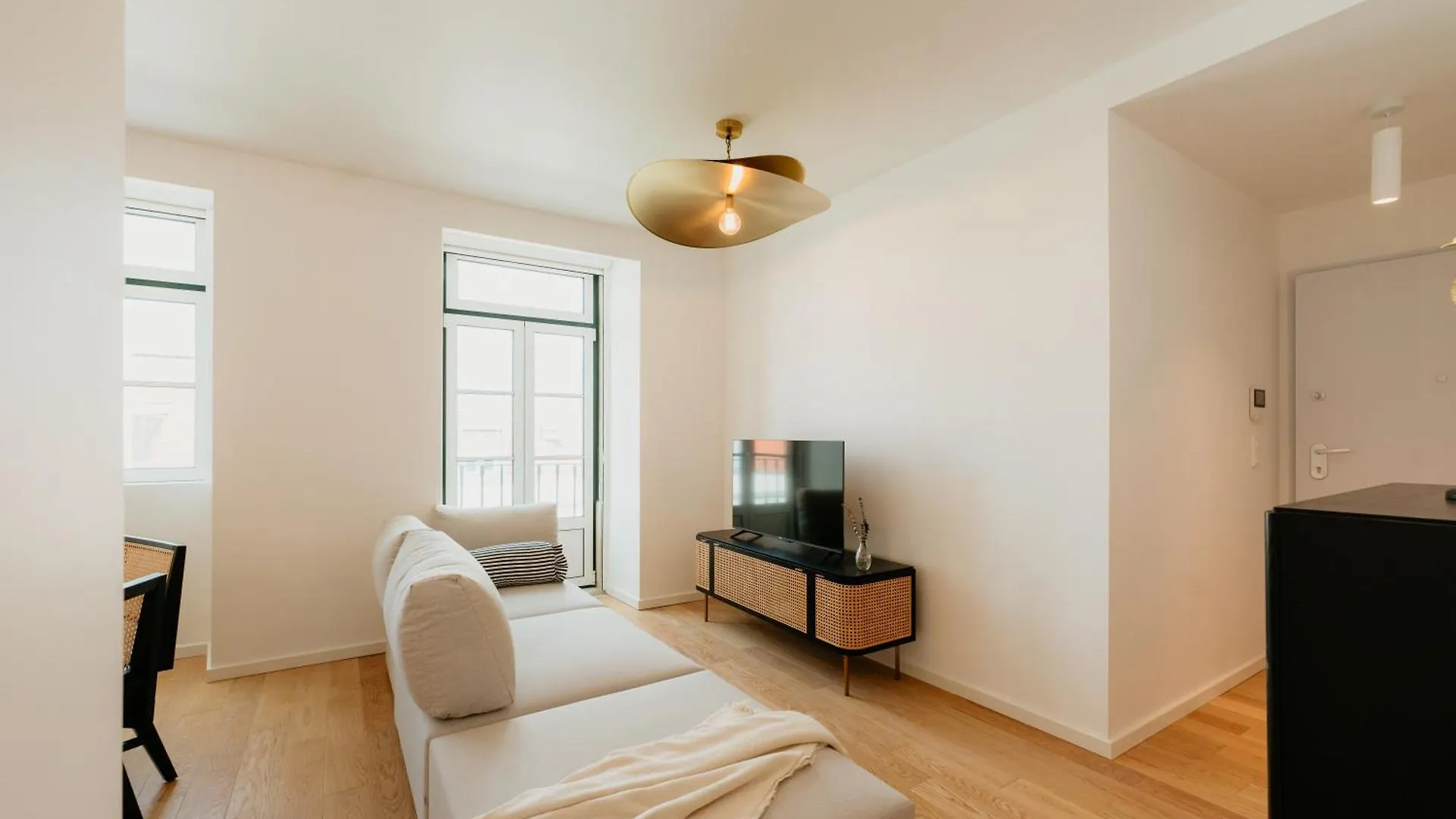 Mary Pink - No 1C - Stunning Two-Bedroom Apartment Lisbon Portugal